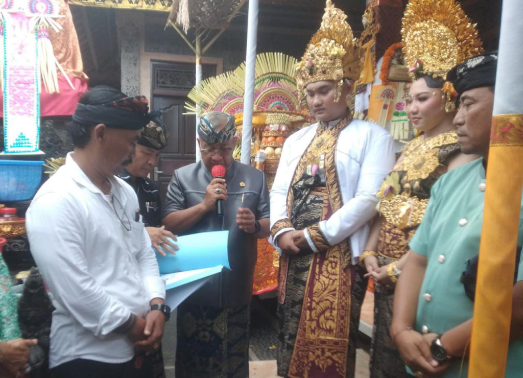 Tepat dan Cepat Implementasi Dalung Smartvillage Penyerahan KK Baru, Akta Perkawinan dan (KTP) Baru di Banjar Tegaljaya